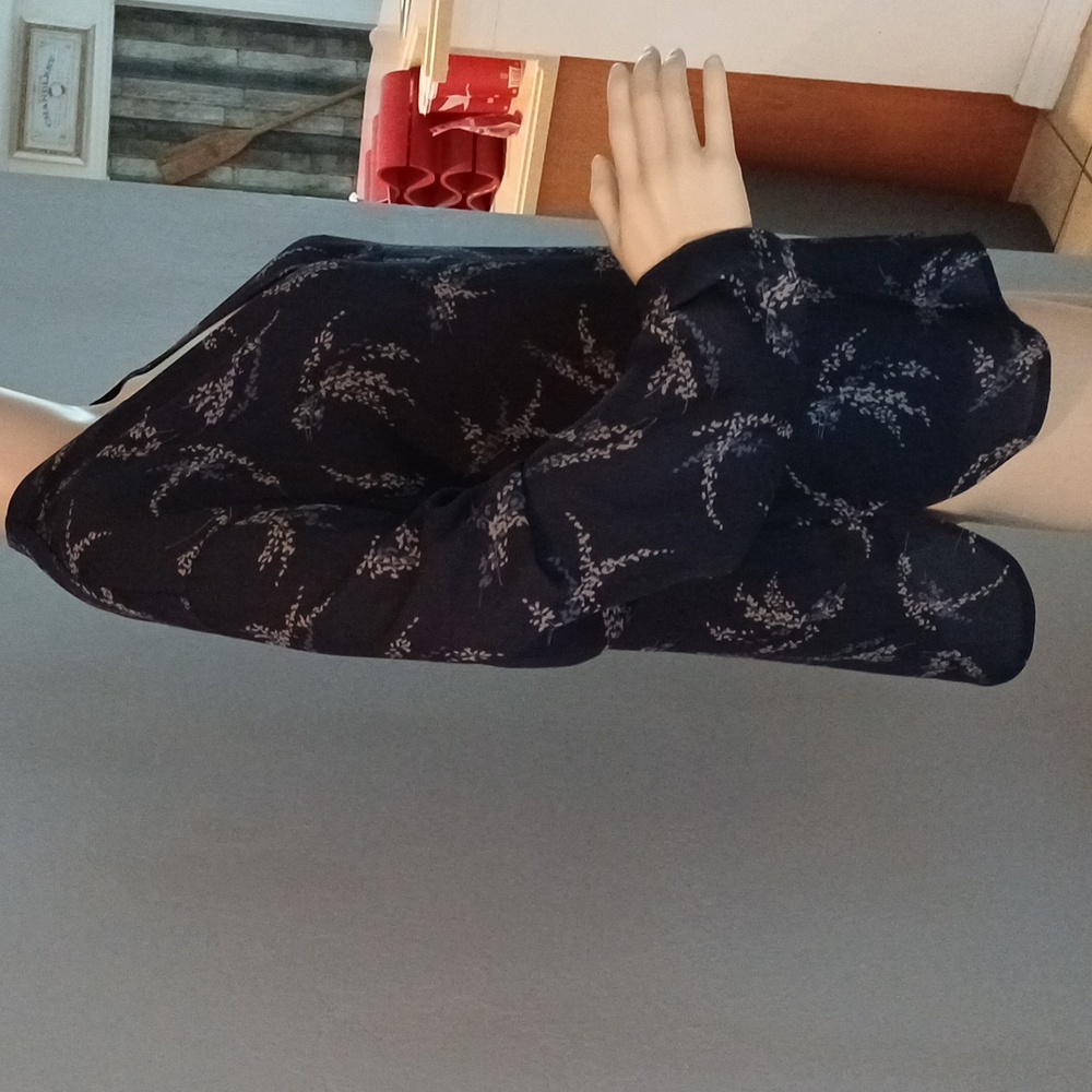 🔥🔥🔥Vince Spring navy blue floral henley blouse S - Picture 4 of 12